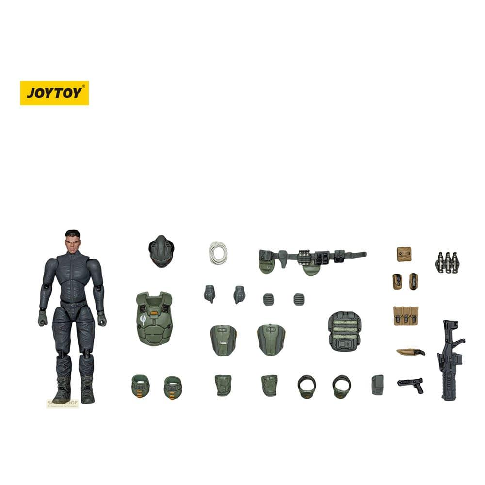 Una action figure maschile in abito grigio con vari accessori come gilet, elmo e armi.