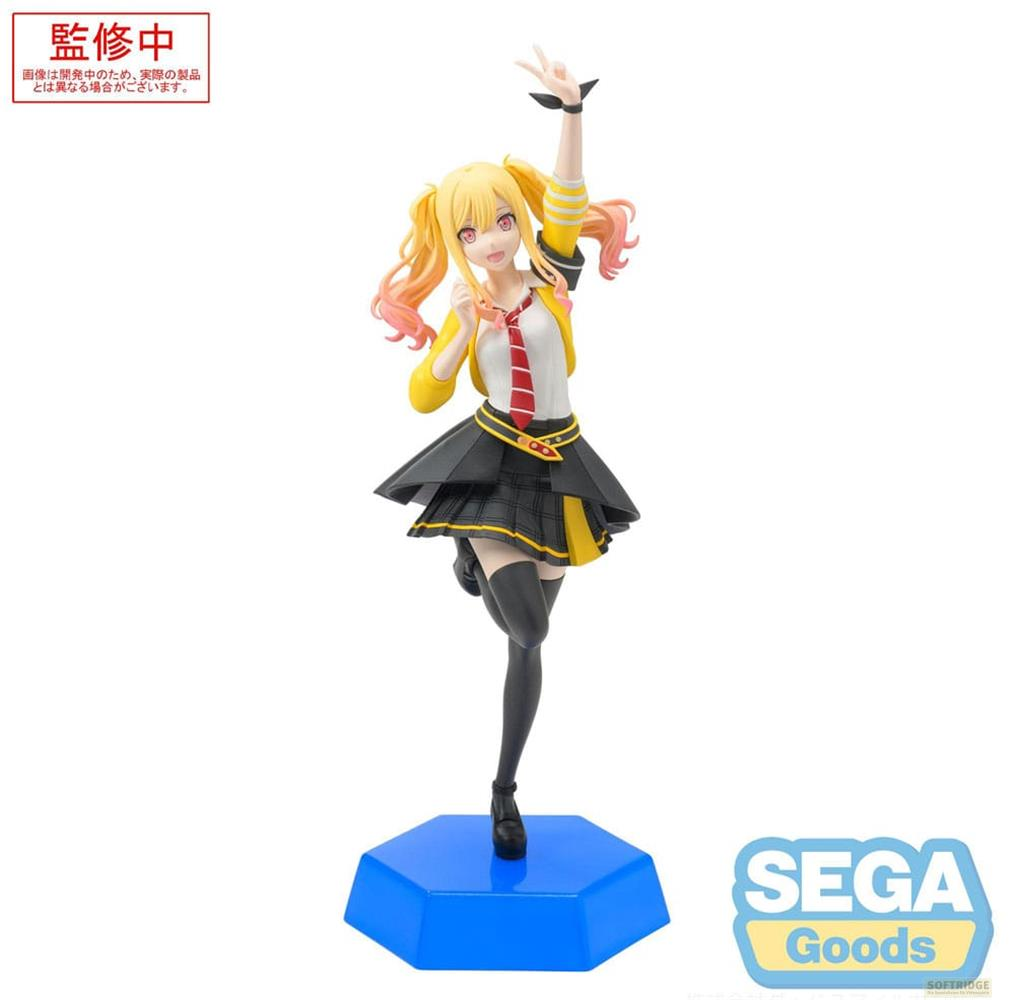 Eine Anime-Figur mit blonden Zöpfen, gelber Jacke, weißem Hemd, roter Krawatte und kariertem Rock.