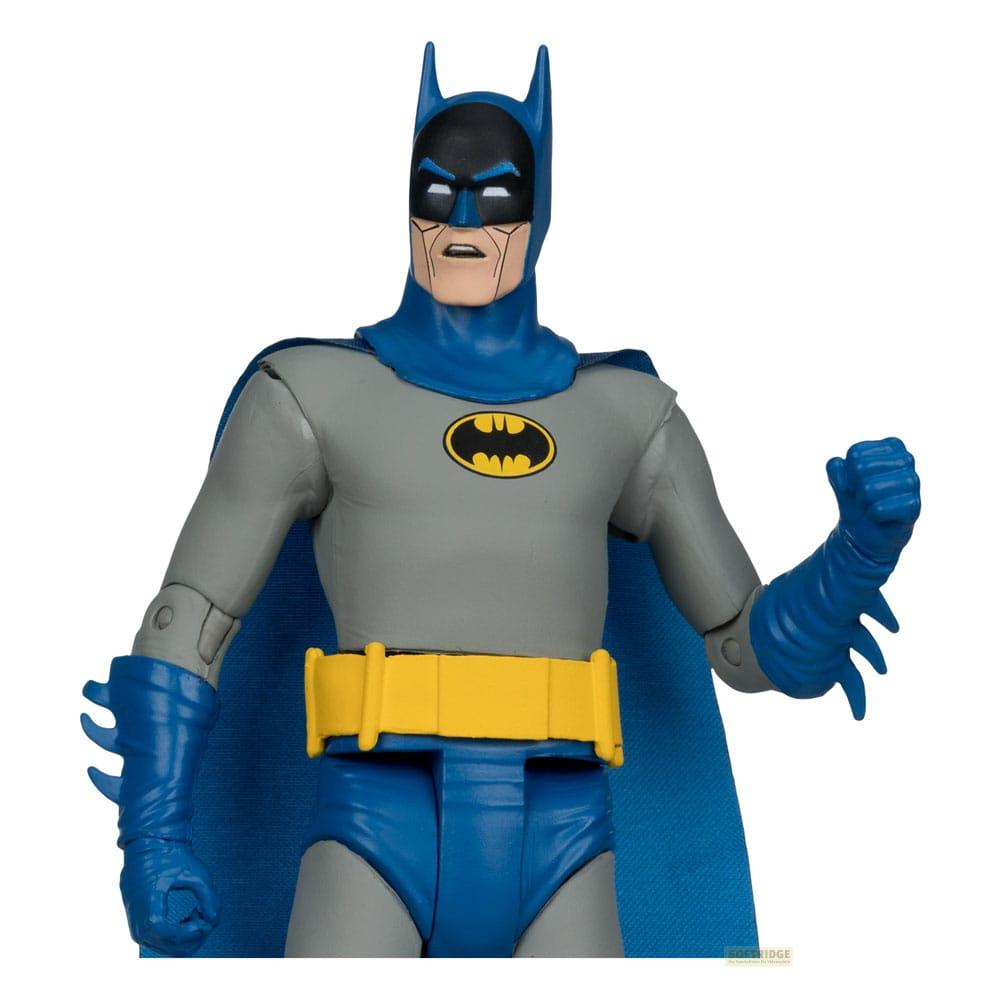 Action figure di Batman in costume grigio, mantello blu e cintura gialla.