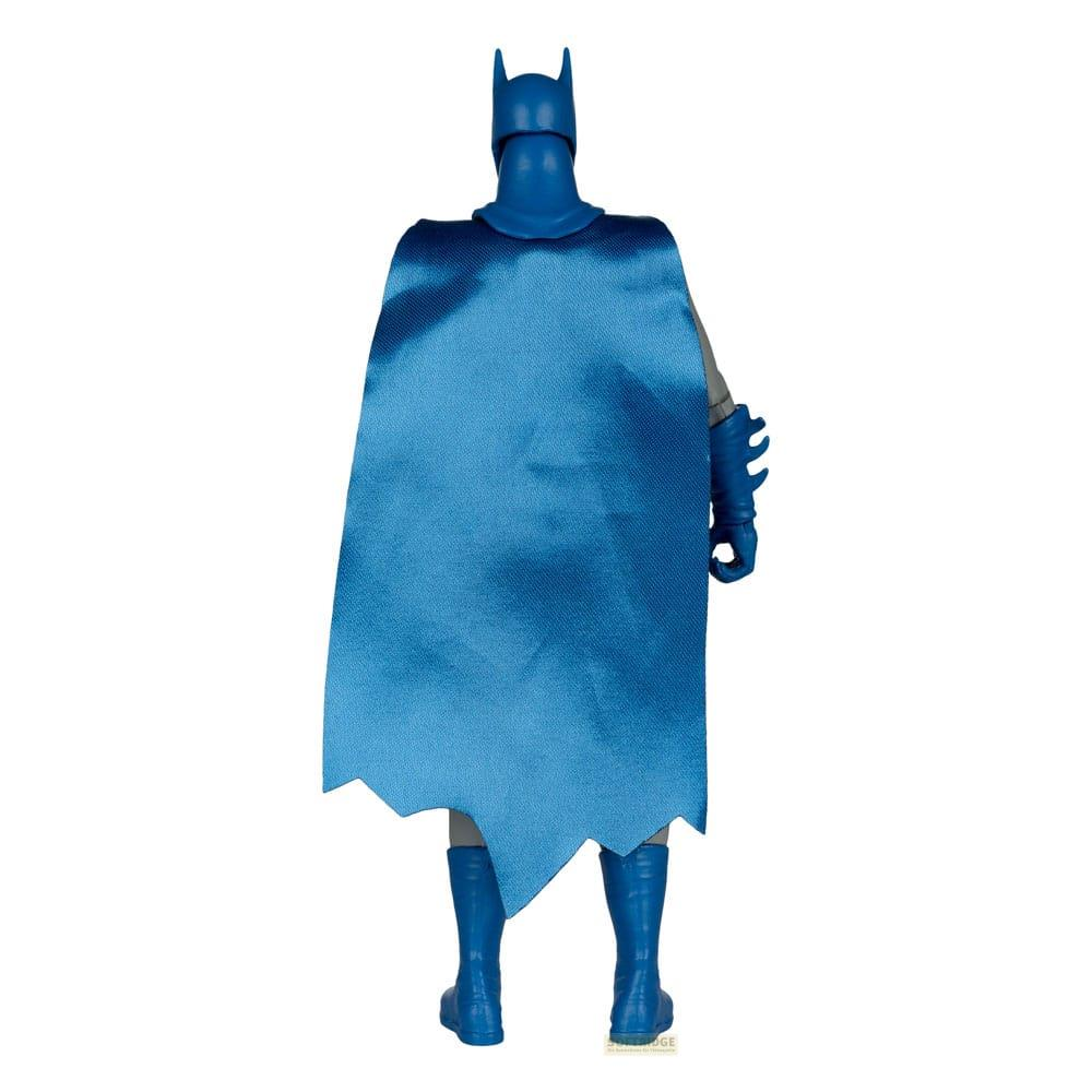 Una figura di Batman in tenuta blu con mantello blu.