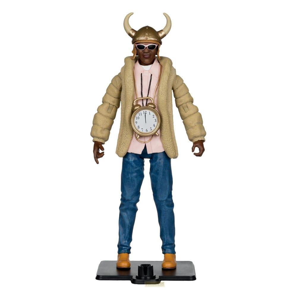 Una figura con elmo vichingo, occhiali da sole, giacca beige e jeans. Un orologio pende dal collo.