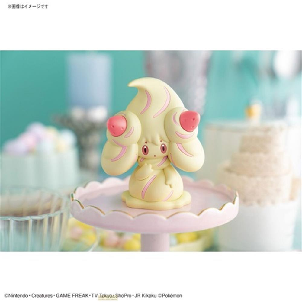 Une figurine crème avec des touches roses se tient sur une assiette rose.
