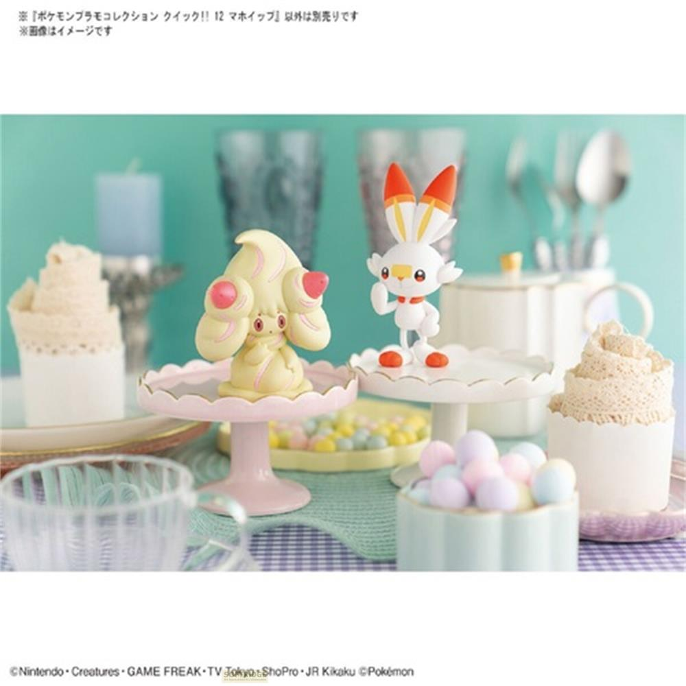 Deux figurines Pokémon, Alcremie et Scorbunny, sur des supports à gâteaux avec des bonbons.