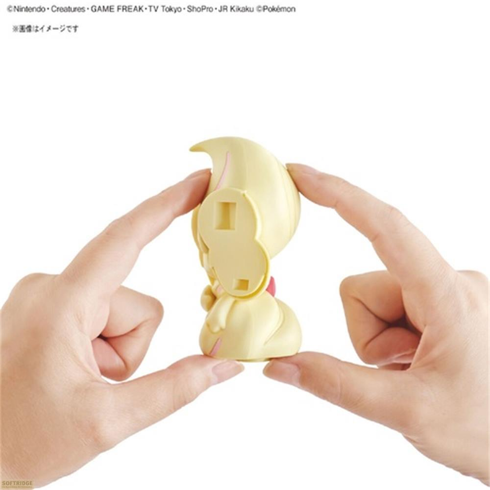 Deux mains tiennent une figurine jaune de Pikachu sur fond blanc.