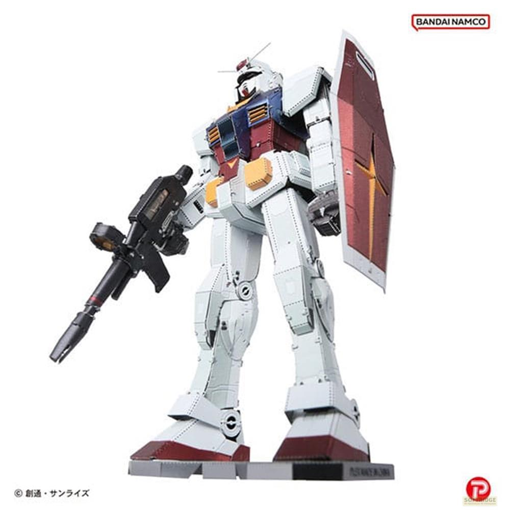 Ein weißer Gundam-Roboter mit rotem Schild und Gewehr, vor weißem Hintergrund.