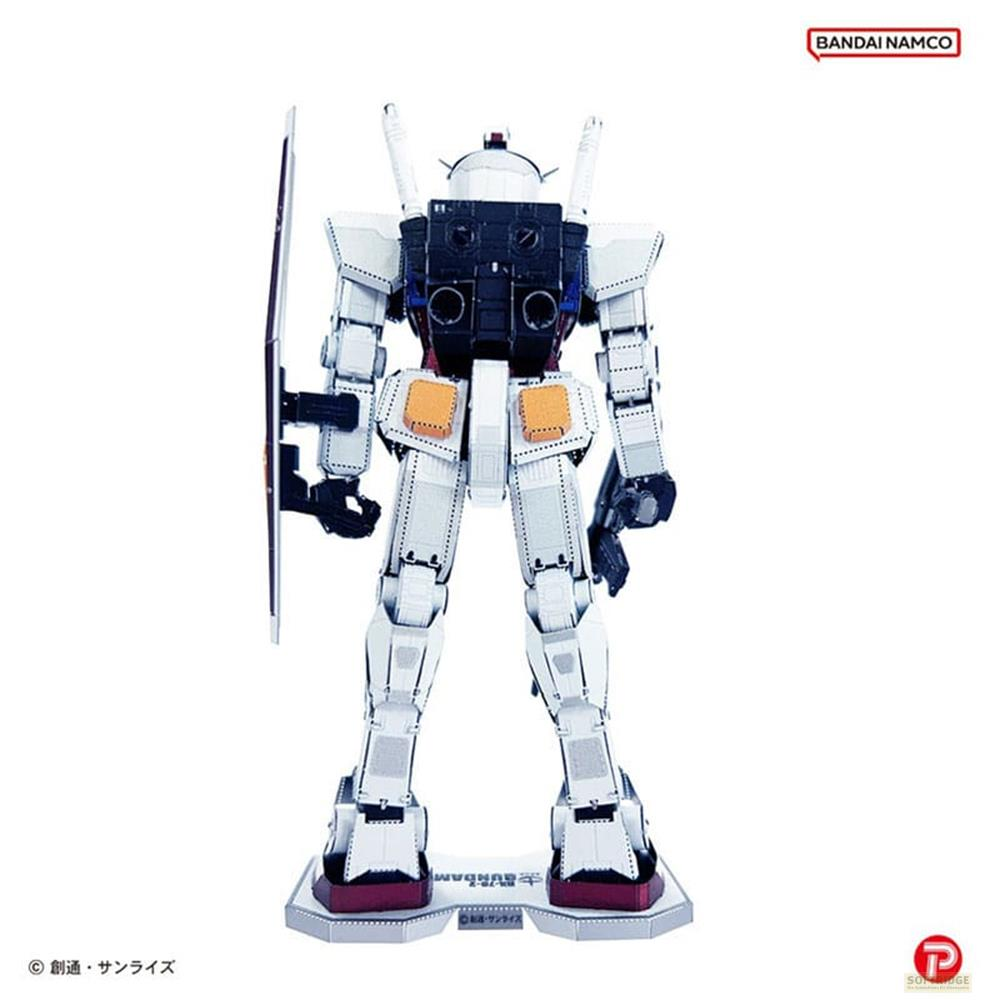 Ein weißer Gundam-Roboter mit einem Schild in der linken Hand steht auf einem Sockel.