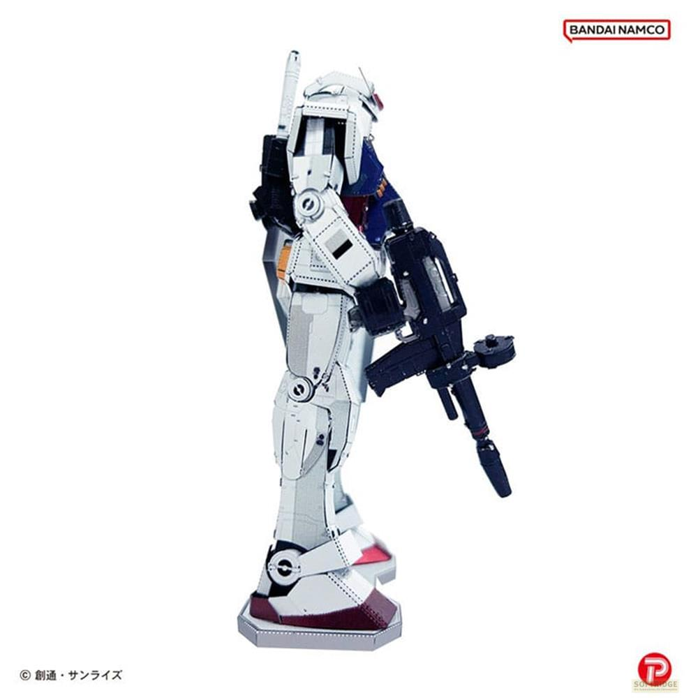 Ein weißes und blaues Robotermodell steht mit einer schwarzen Waffe, Seitenansicht.
