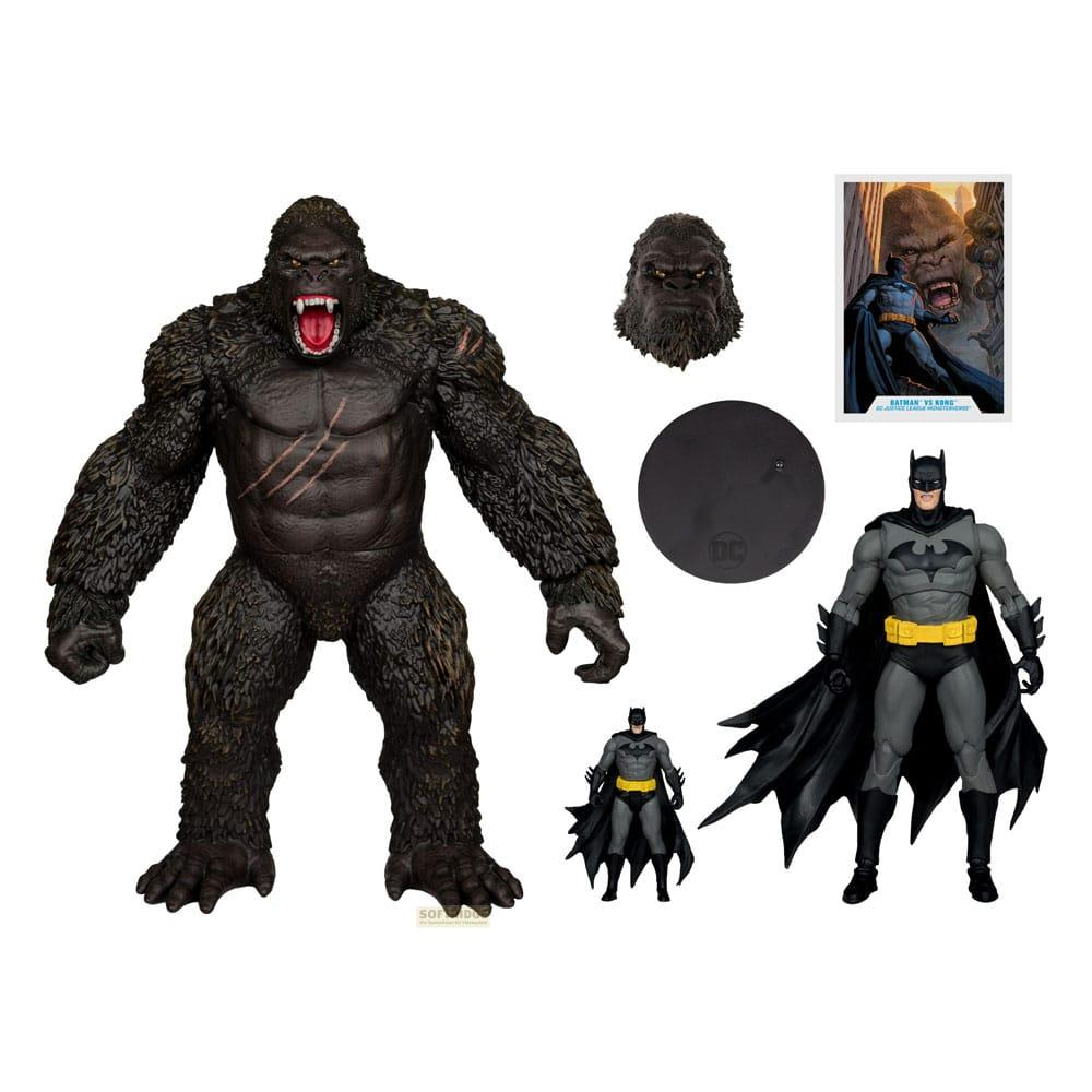 Figuras de acción de King Kong y Batman, con portada de cómic y accesorios.