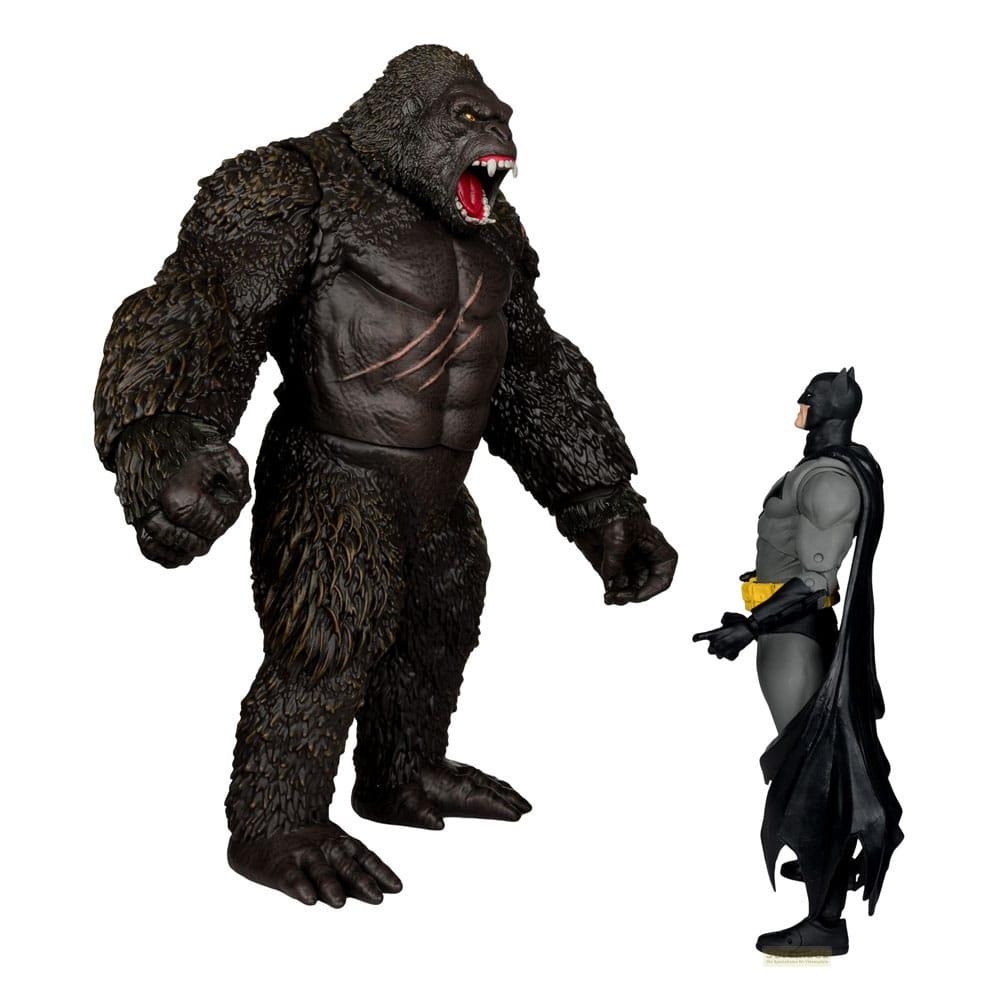 Un gran simio y Batman se enfrentan. El simio ruge y Batman señala.
