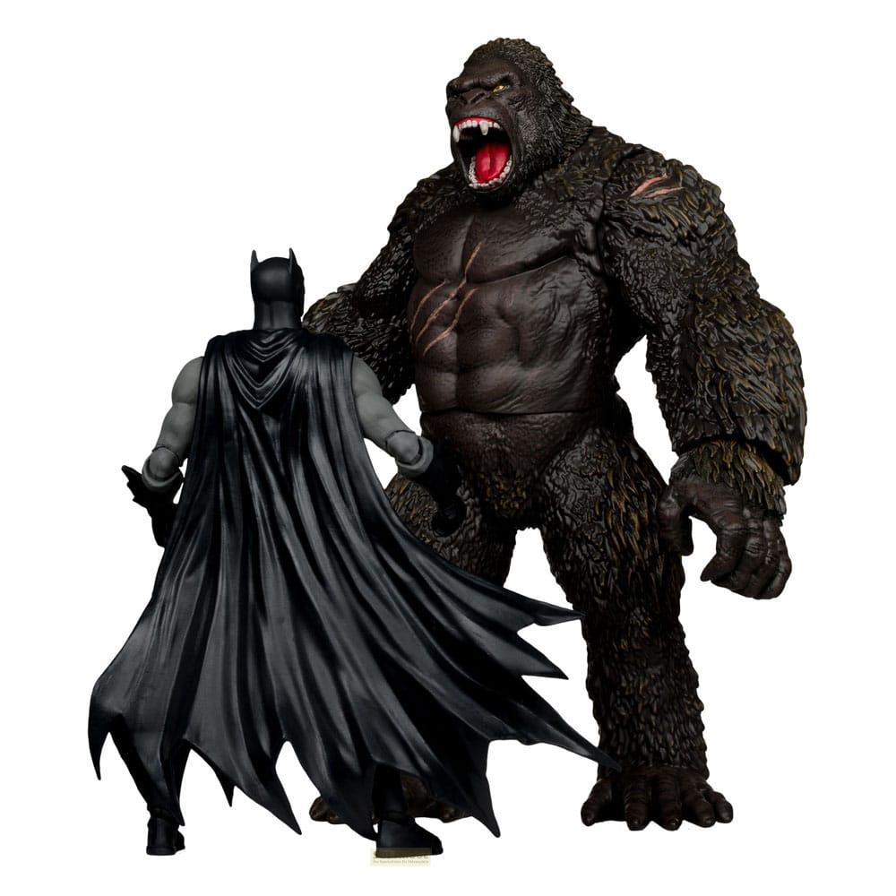 Batman se para ante un King Kong gigante y furioso sobre fondo blanco.
