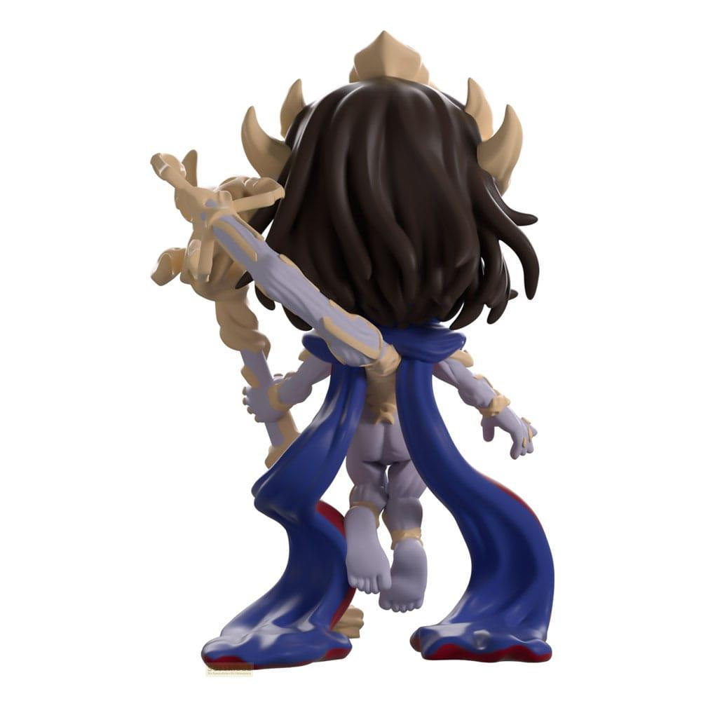 Una figura con pelo oscuro, corona, capa azul y bastón, vista de atrás.