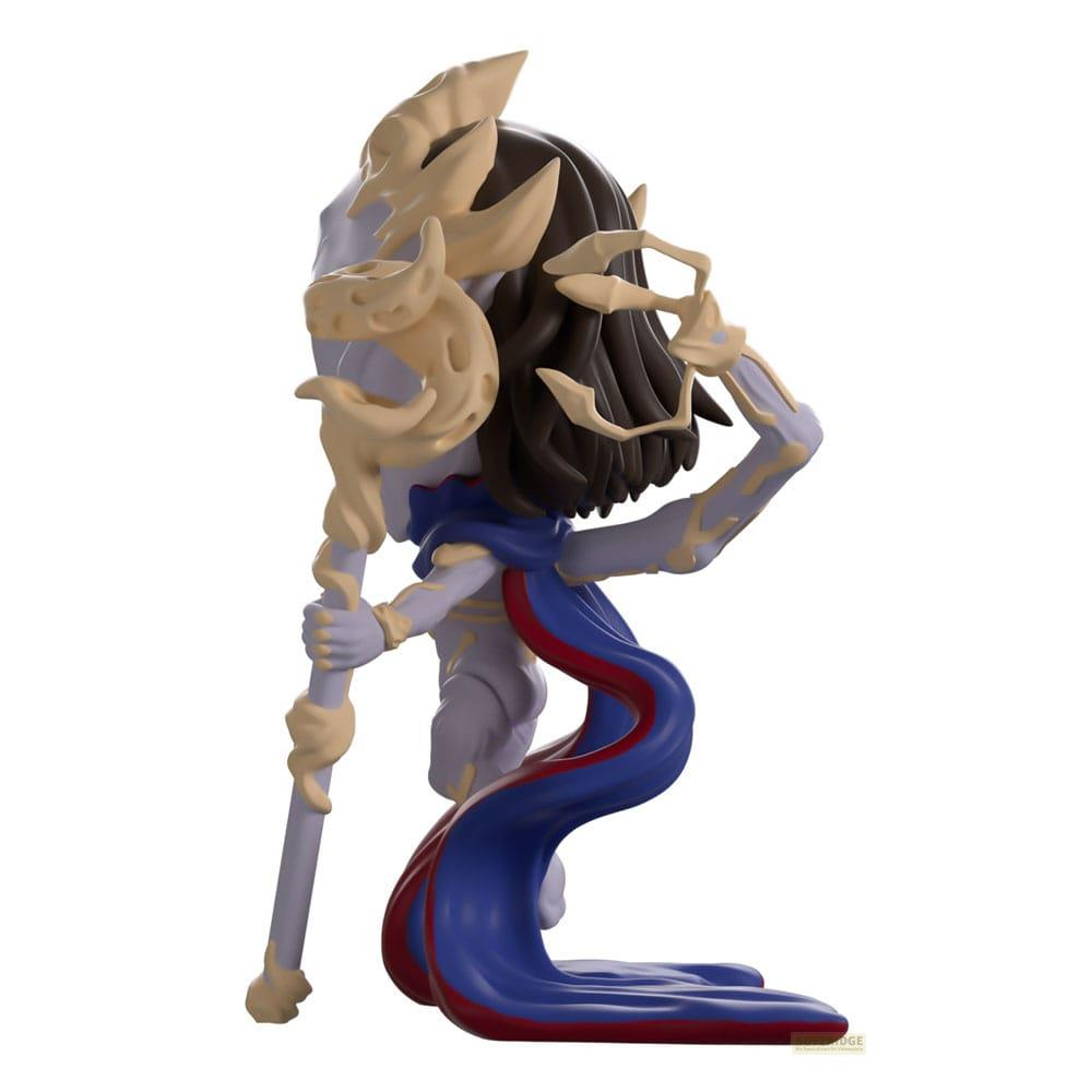 Figura Chibi con bastón, capa azul y roja, piel pálida y cabello castaño.