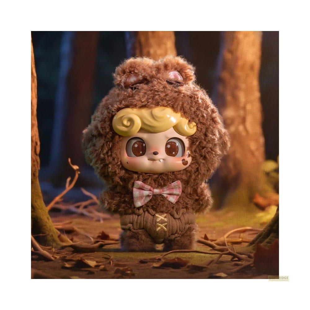 Ein Bär-Kostüm-Spielzeug mit blonden Haaren und rosa Schleife im Wald.