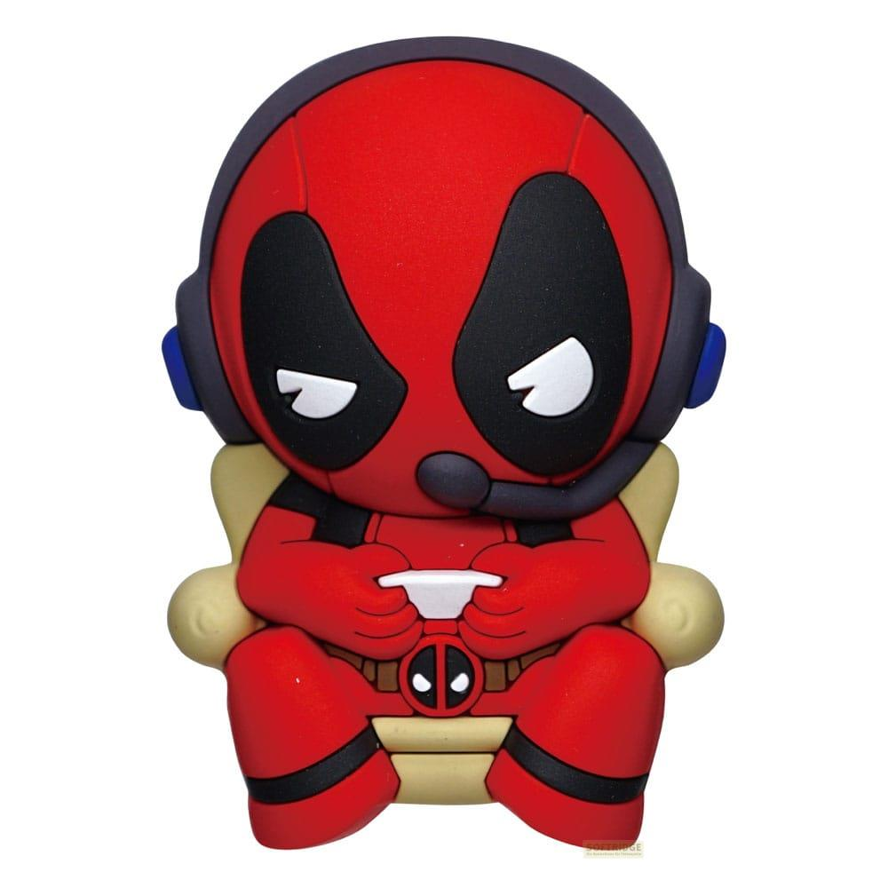 Chibi Deadpool mit Headset spielt Videospiel auf einem Sessel, rote Kleidung.