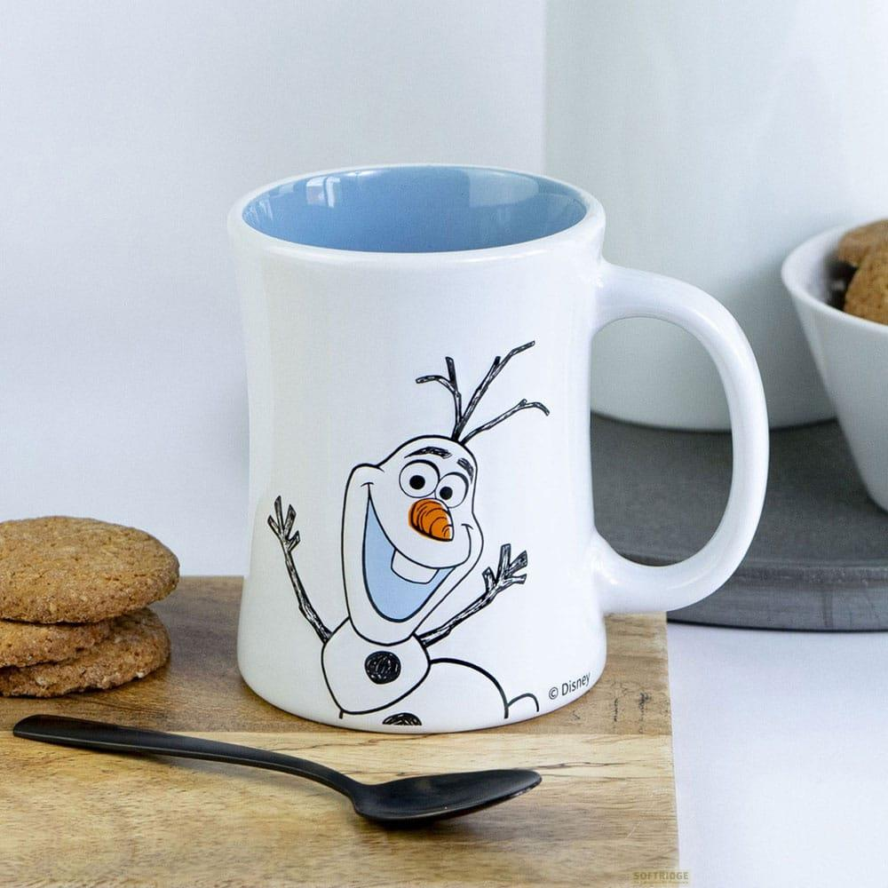 Taza blanca con estampado de Olaf, junto a galletas y una cuchara.