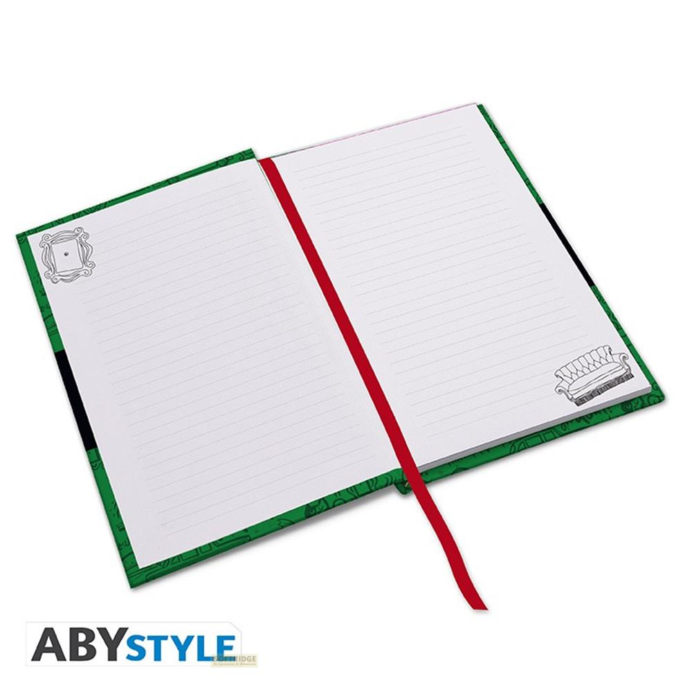 Un carnet ouvert avec couverture verte, pages lignées et marque-page rouge.