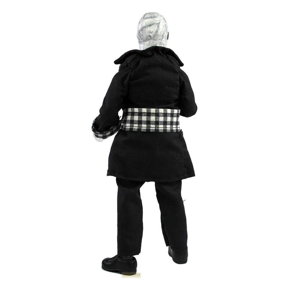 Vista posteriore di bambola con cappotto nero, cintura a quadri e pantaloni.