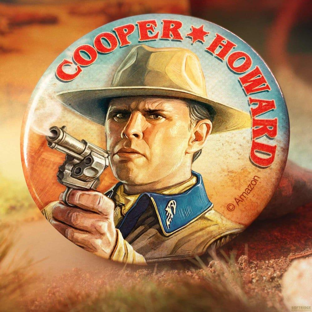 Un hombre con sombrero sostiene un arma, texto dice Cooper Howard.