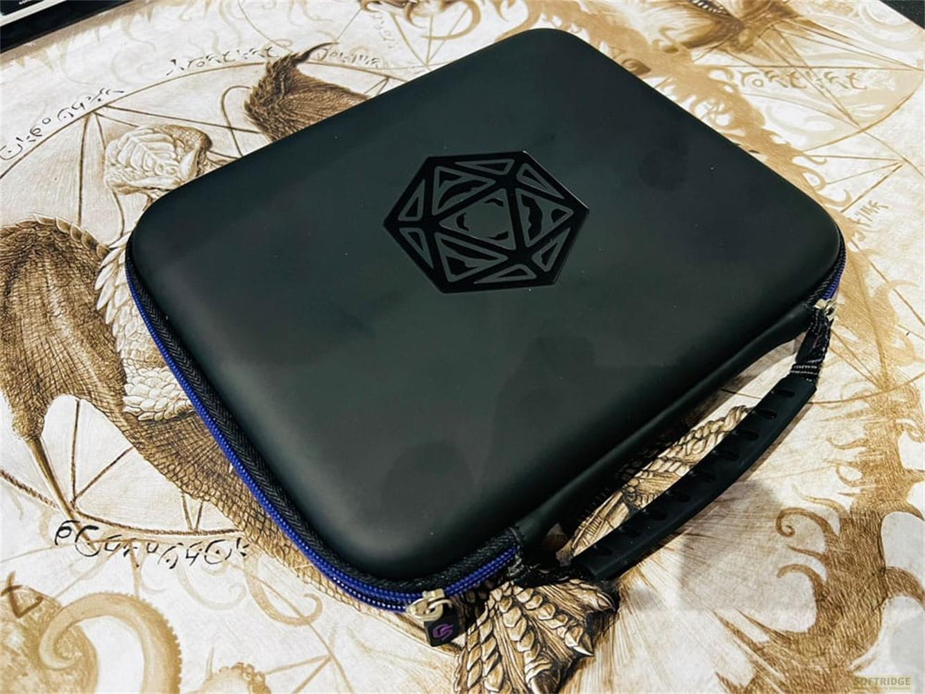 Schwarze Hülle mit D20-Logo auf bedrucktem Hintergrund.