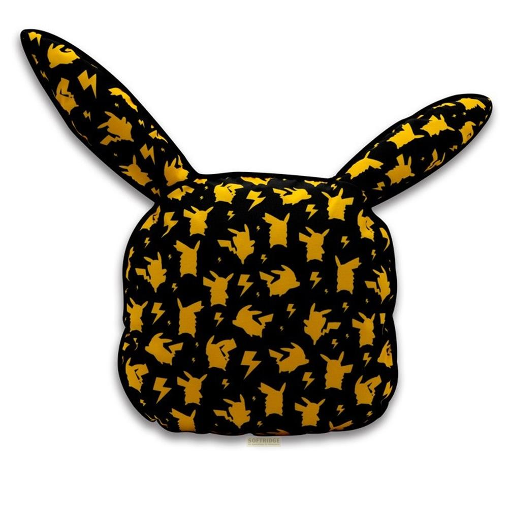 Una almohada negra con caras de Pikachu y patrones de rayos.