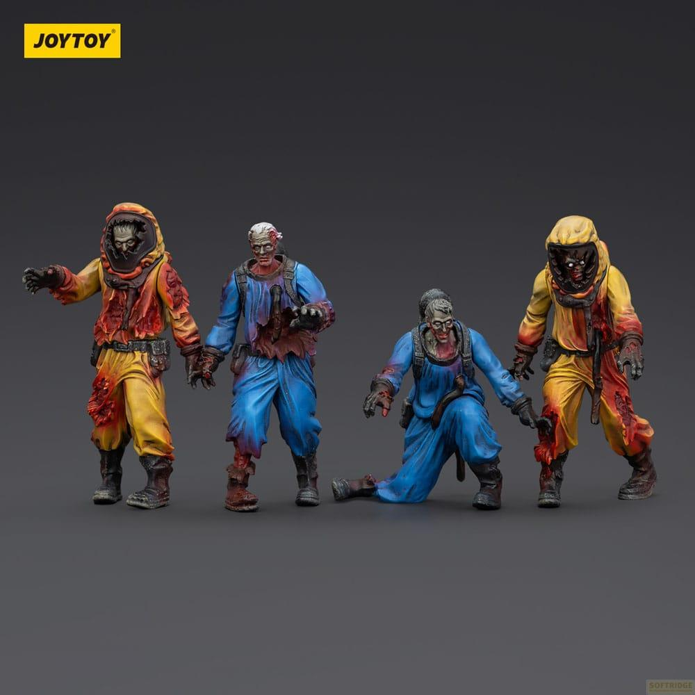Quattro figure inquietanti in tute hazmat scolorite su sfondo grigio.