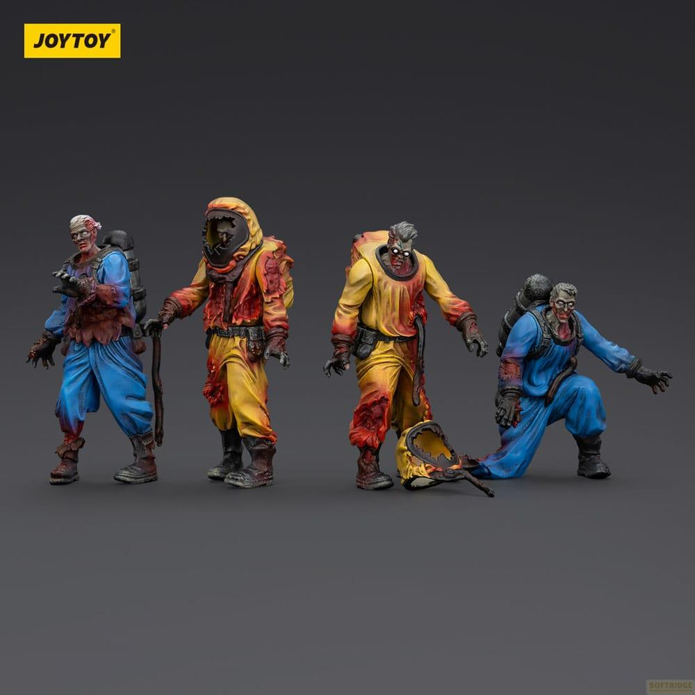 Quattro figure apocalittiche in tute hazmat blu e gialle, alcune con zaini, in piedi e in ginocchio.