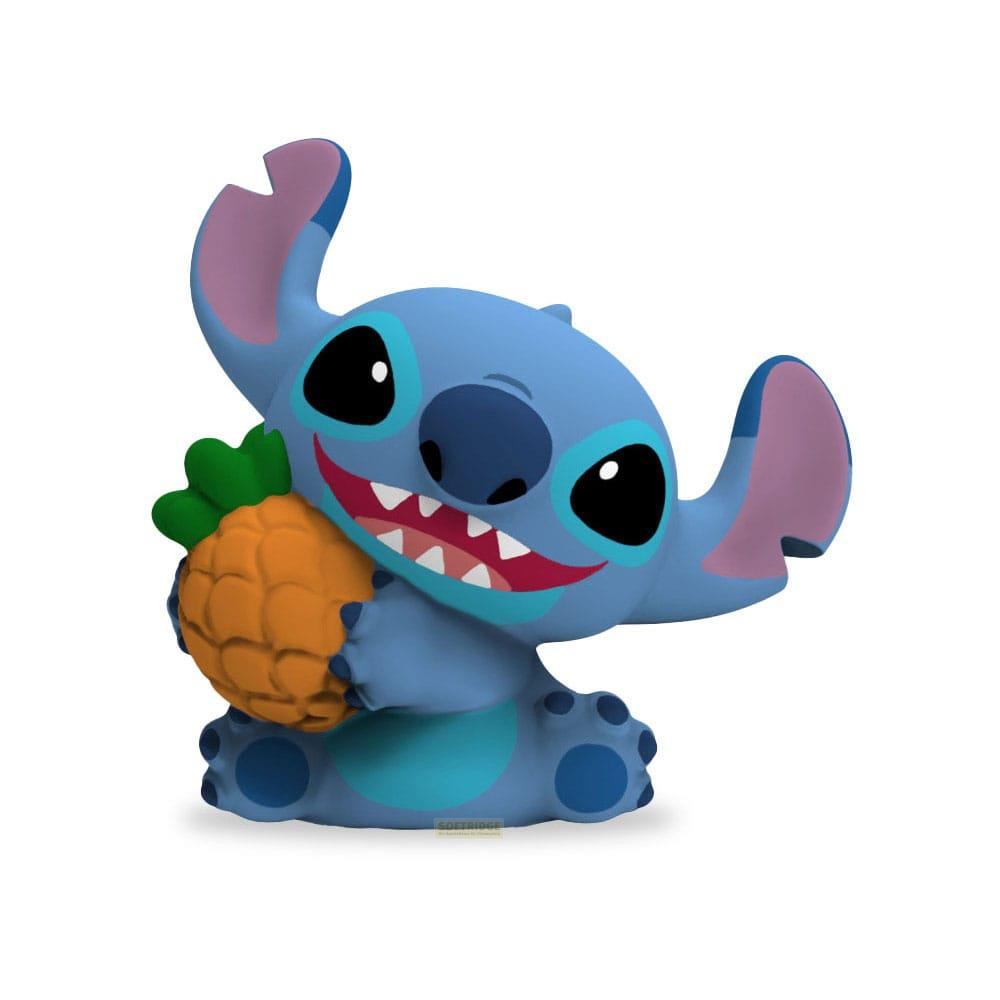 Eine blaue Stitch-Figur hält eine kleine orangefarbene Ananas mit grünen Blättern.