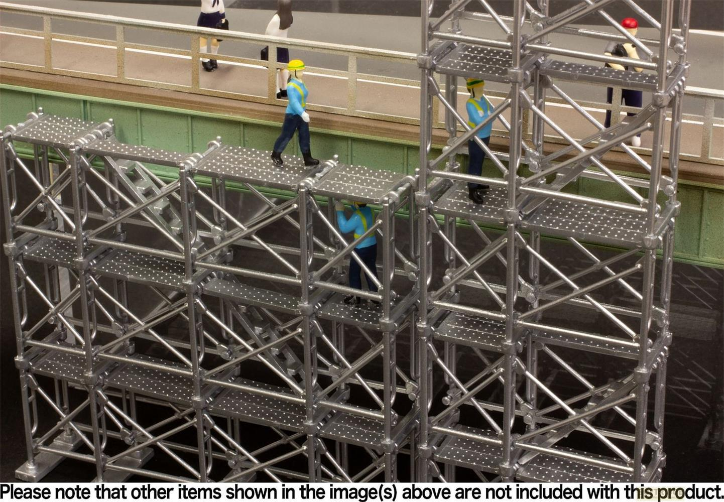 Maquettistes d'ouvriers sur échafaudage devant un pont.