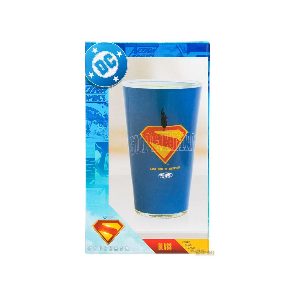 Ein blauer Superheldenbecher mit dem Superman-Logo und dem DC-Comics-Logo.
