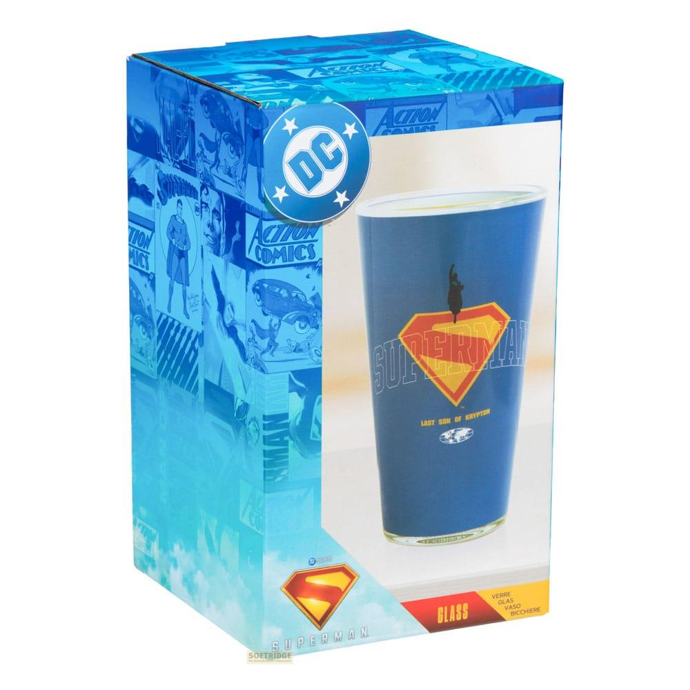 Blaue Verpackung mit Superman-Glas. Comic-Motive und DC-Logo.