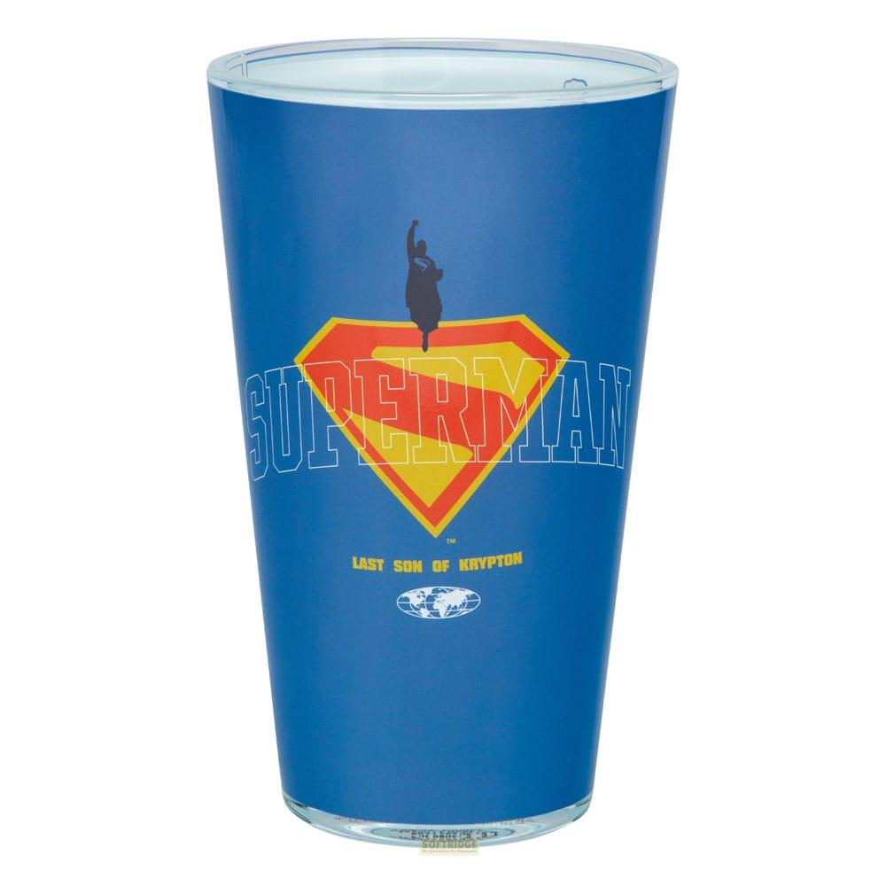 Blaue Tasse mit Superman-Logo, Silhouette und Schriftzug.