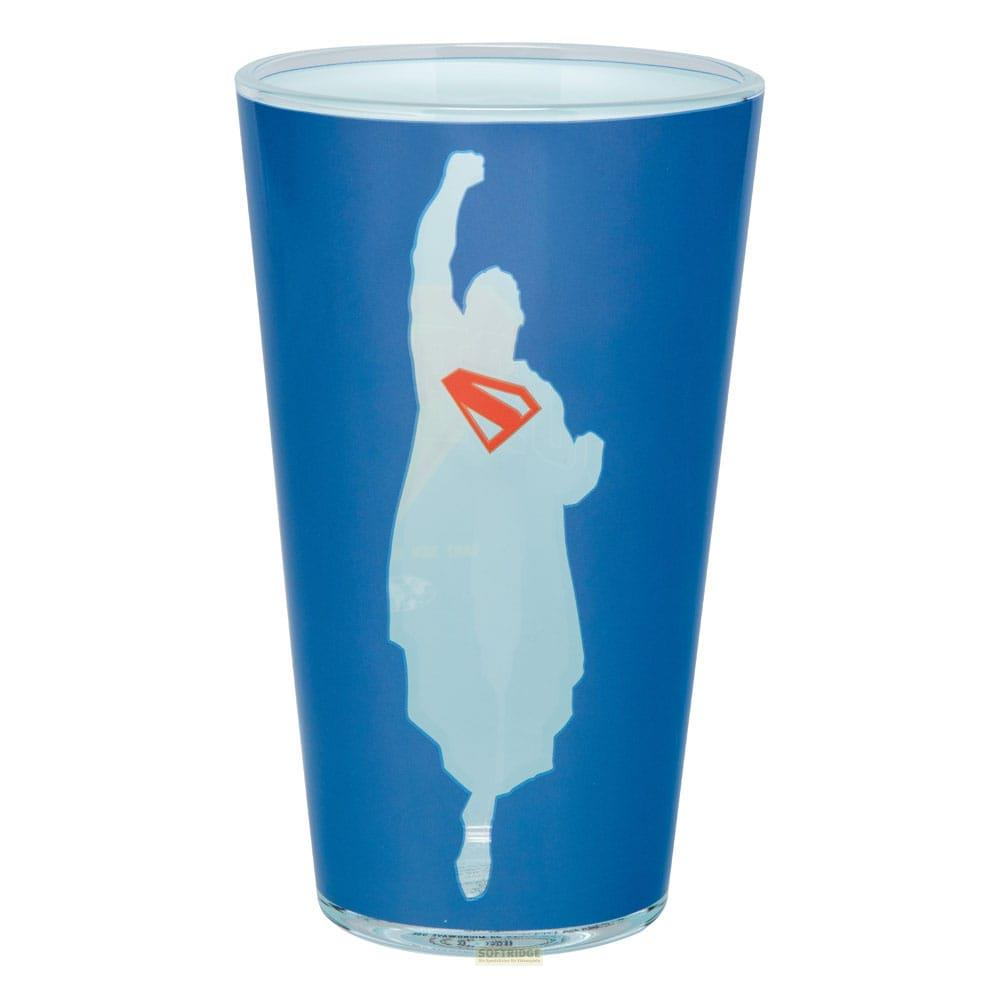 Blaues Glas mit Superman-Silhouette und rotem S-Symbol.