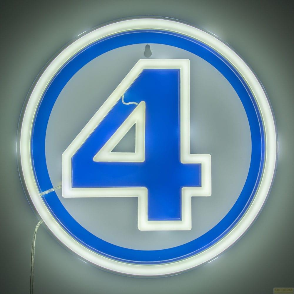 Ein leuchtendes Schild mit der blauen Zahl 4 auf grauem Hintergrund.