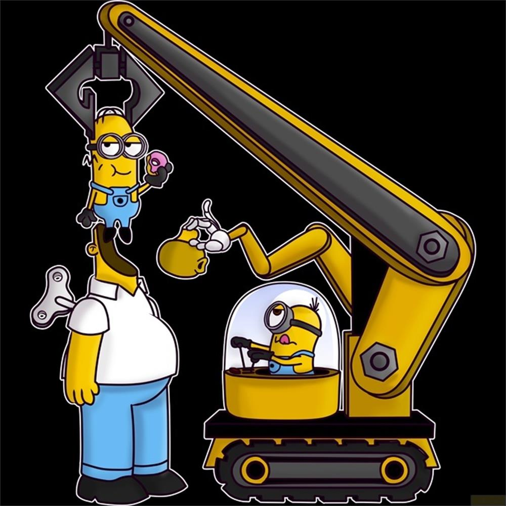 Ein Minion steuert einen Kran, der einen anderen Minion hält, der einen Donut isst.