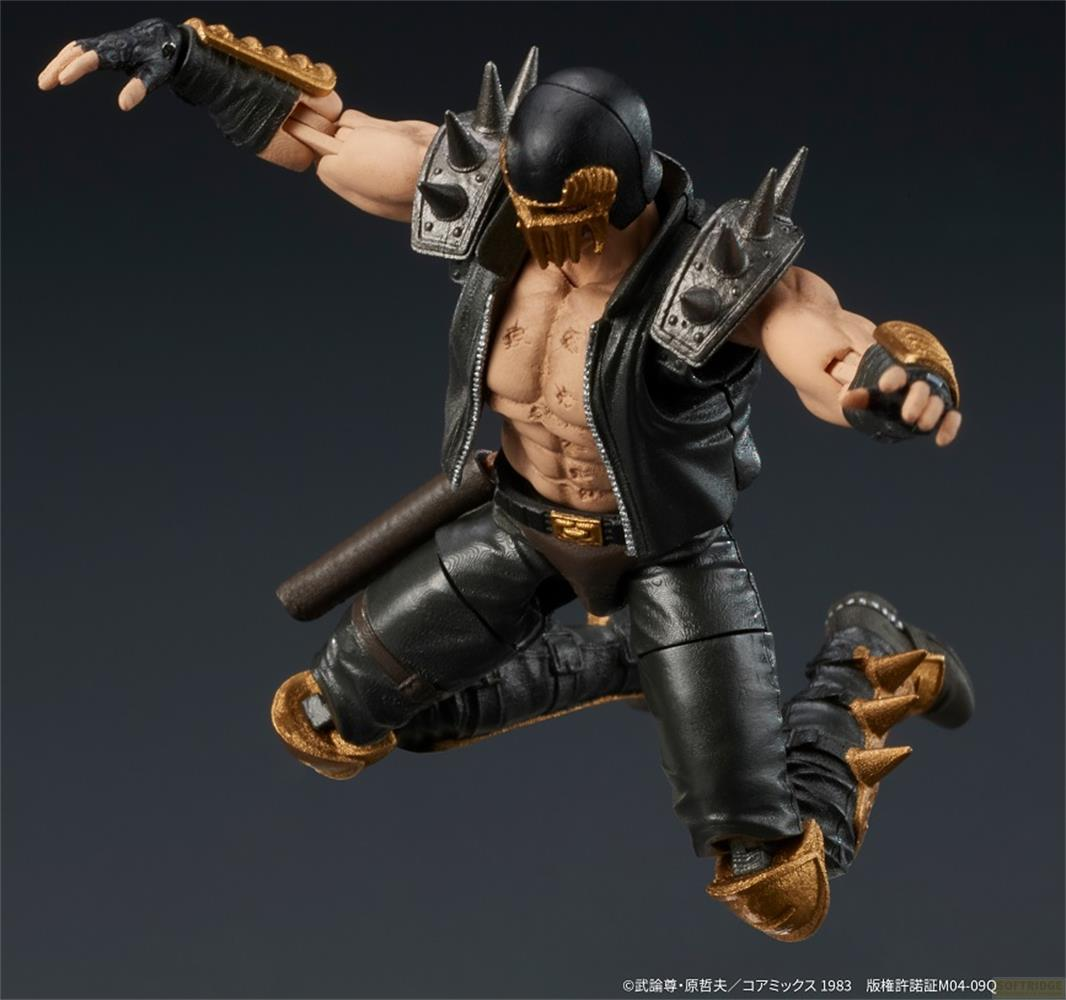 Un personaggio action figure in nero con accenti dorati salta.
