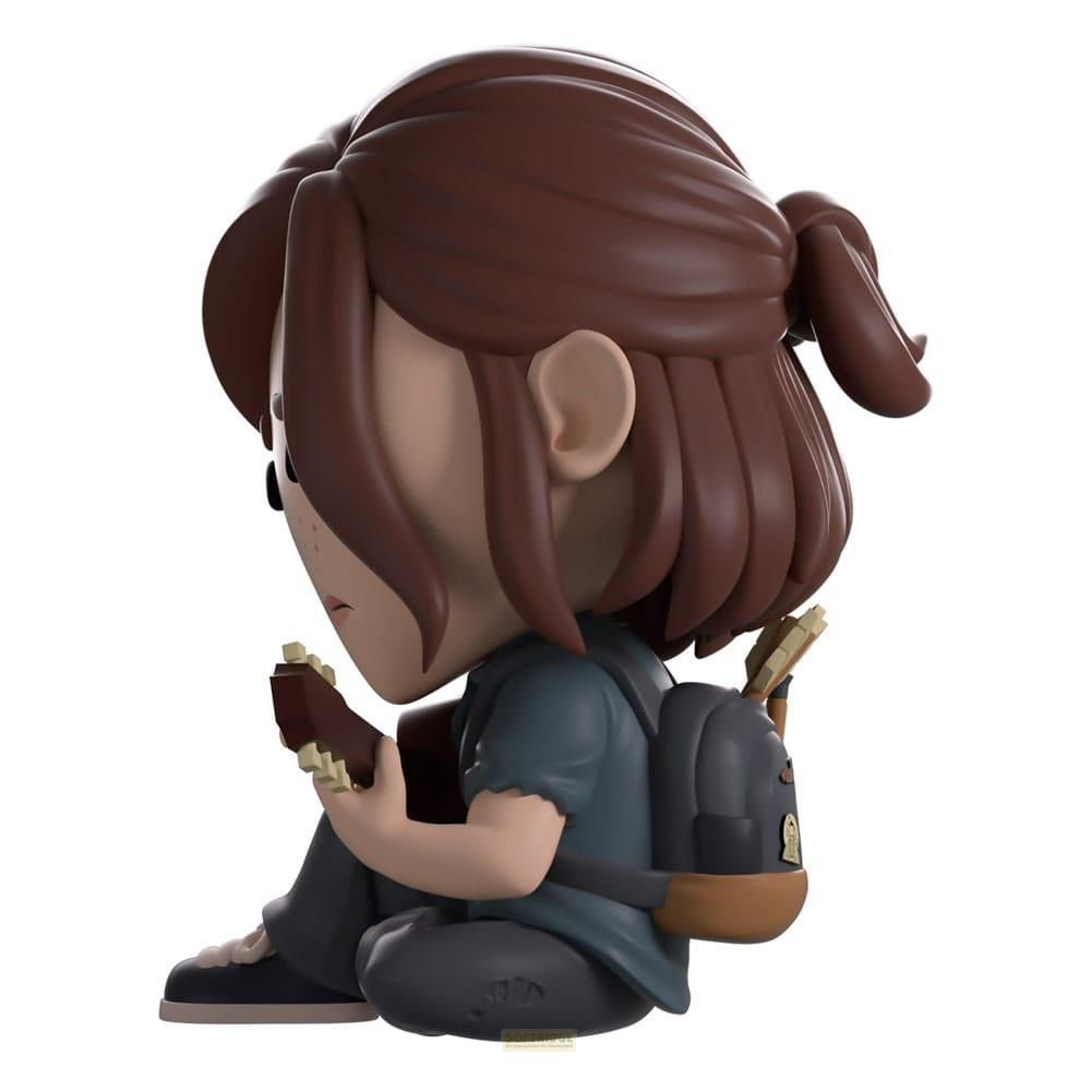 Figura chibi de una niña con pelo castaño tocando la guitarra y con mochila.