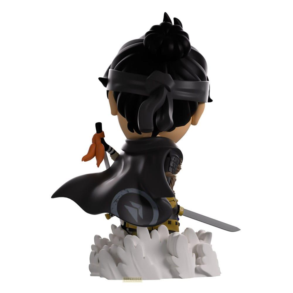 Ein Chibi-Samurai mit schwarzem Umhang und Schwert steht auf einer weißen Basis.