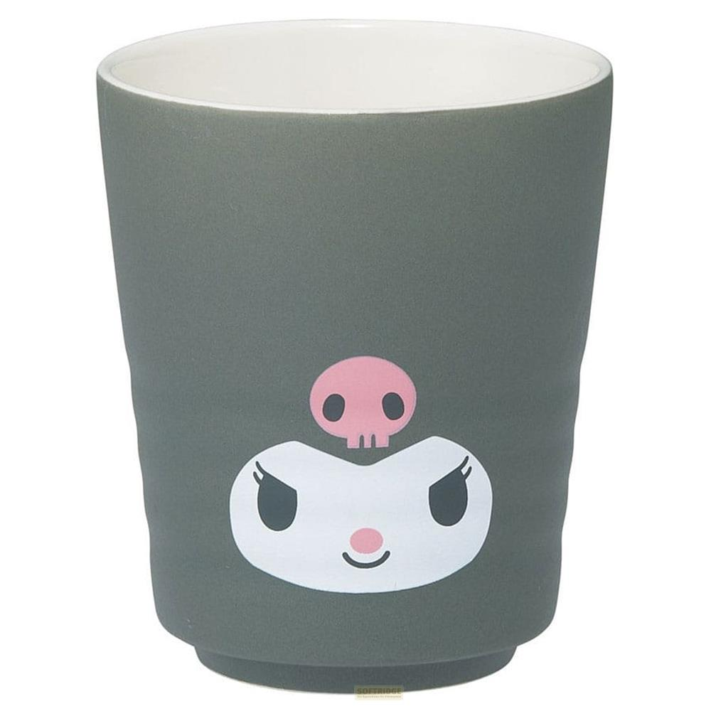 Grauer Becher mit Kuromi-Gesicht und Totenkopf-Symbol.