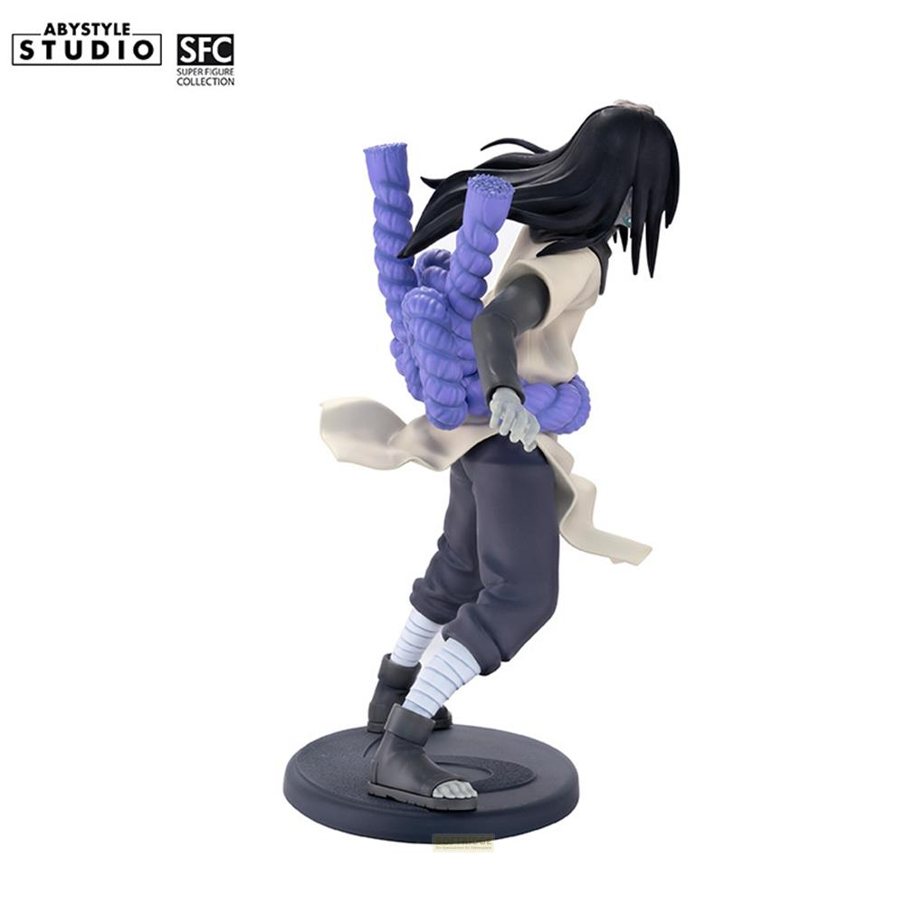 Figurine d'un personnage aux longs cheveux noirs et corde violette, sur un socle.