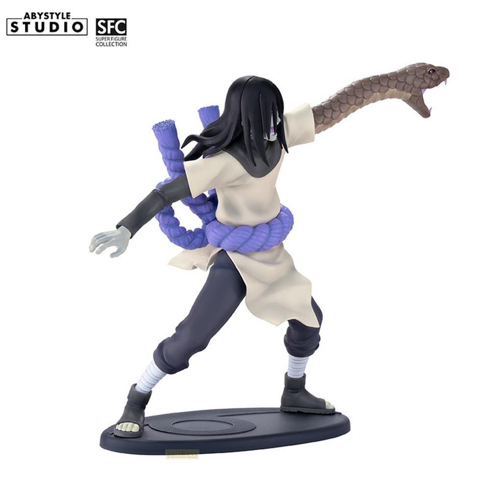 Figurine d'homme avec bras de serpent, corde violette, chemise blanche, pantalon sombre.
