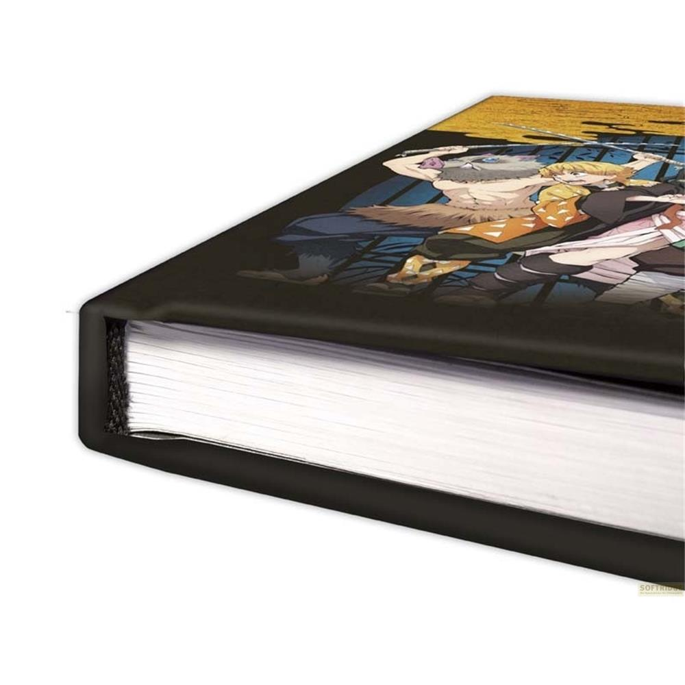 Un carnet noir avec des personnages d'anime en combat sur la couverture.