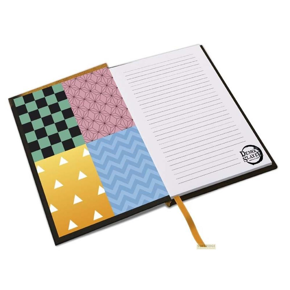 Un carnet aux motifs Demon Slayer, couverture noire, marque-page jaune.