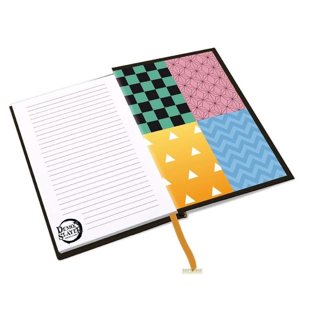 Un carnet ouvert avec pages de gauche lignées et page de droite à motifs.