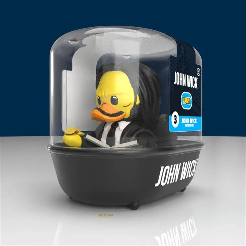 Eine John Wick-Ente im Anzug sitzt in einer Wanne unter einer Plastikglocke.