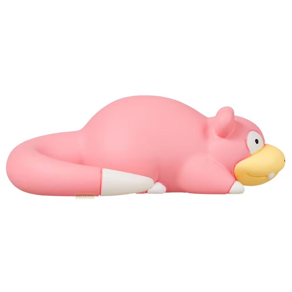 Eine rosafarbene Slowpoke-Figur liegt auf der Seite, mit gelbem Schnabel und weißen Füßen.