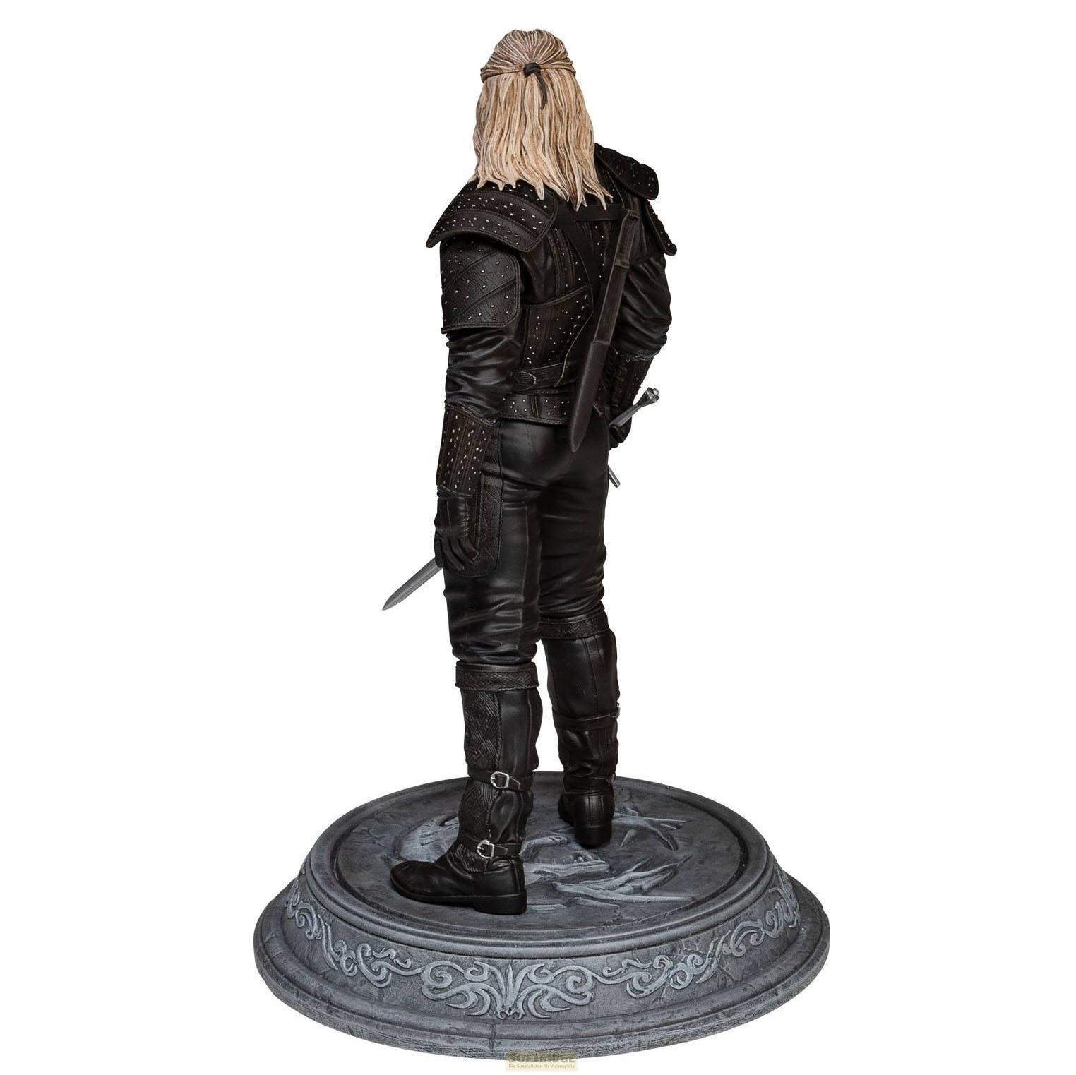 Una figura con armadura negra y cabello rubio está sobre una base ornamentada.