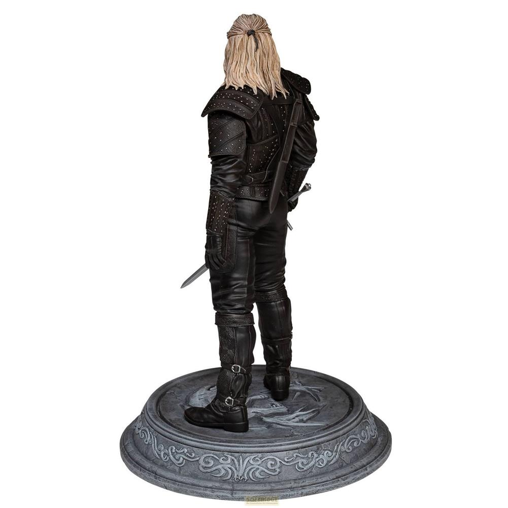 Figura vista desde atrás con armadura y botas de cuero negro, sobre una base redonda gris.