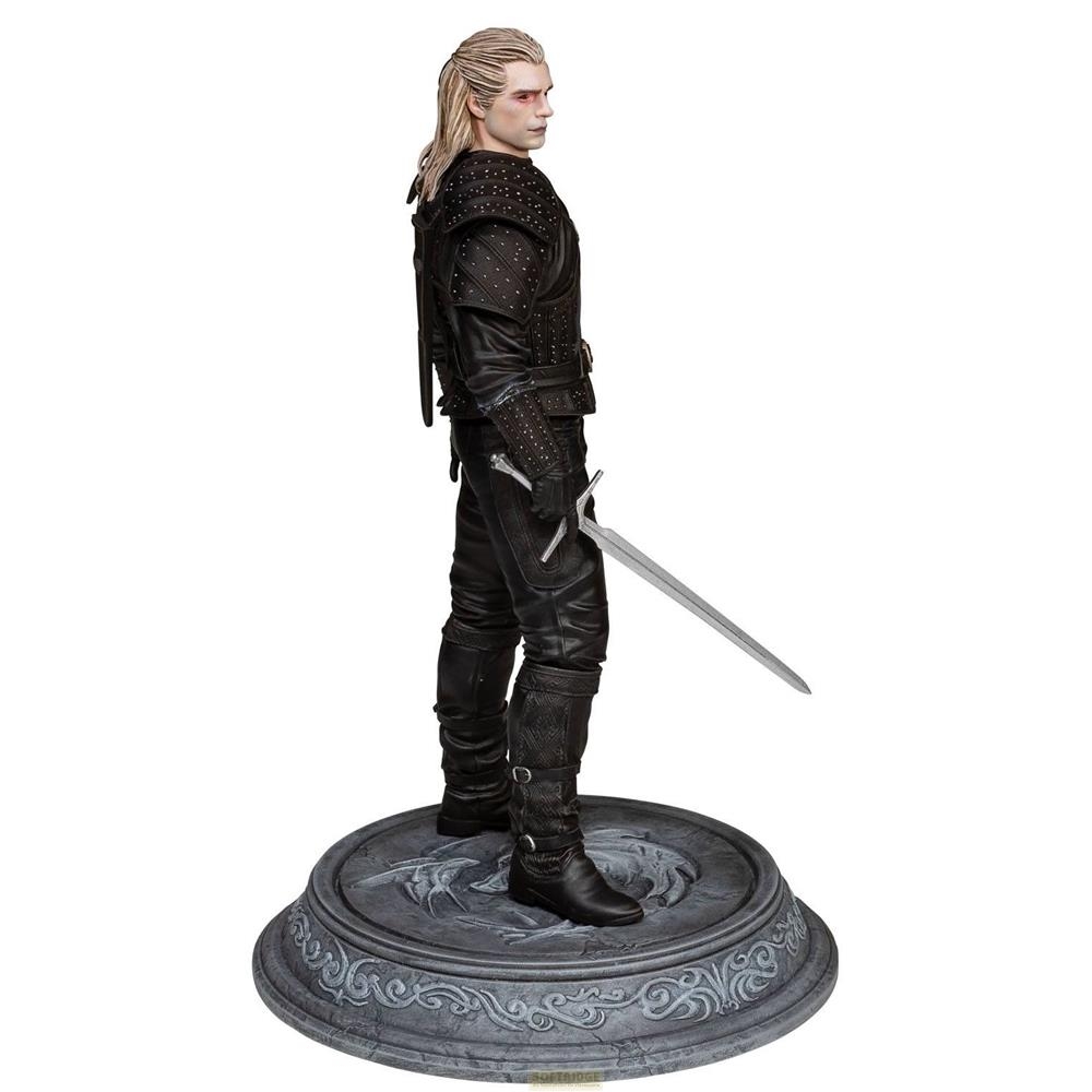 Una figura de Geralt de Rivia con espada sobre una base ornamentada.