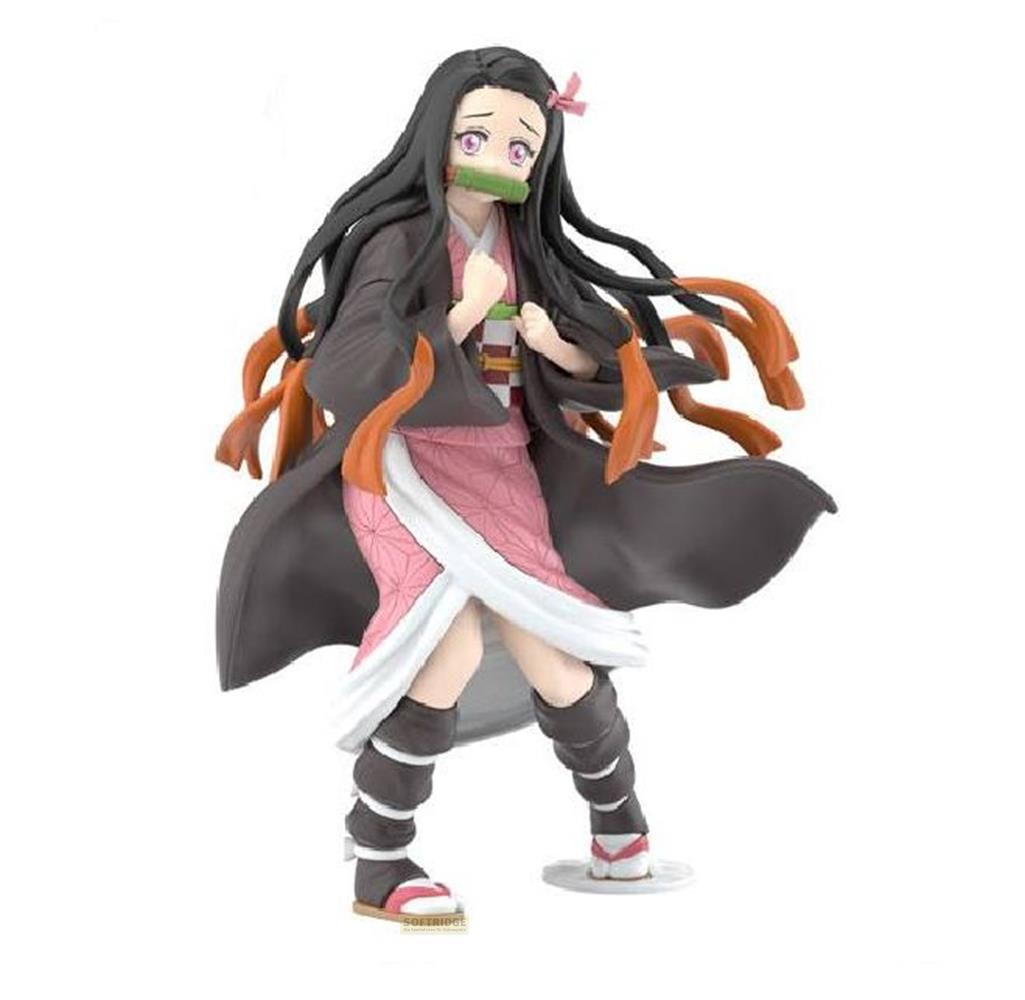 Una figura di Nezuko Kamado con lunghi capelli neri e bambù in bocca.
