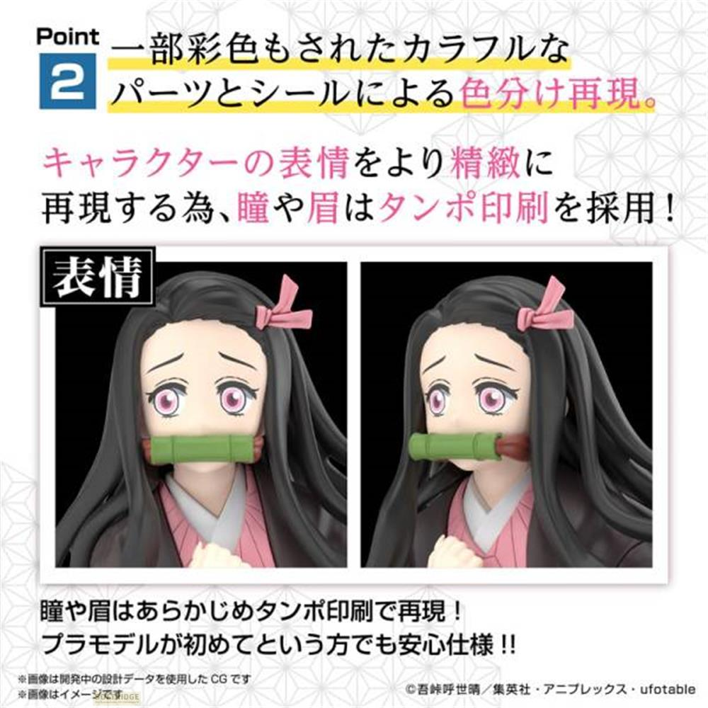 Due figure di Nezuko con imboccature di bambù, fiocchi rosa e abiti rosa.